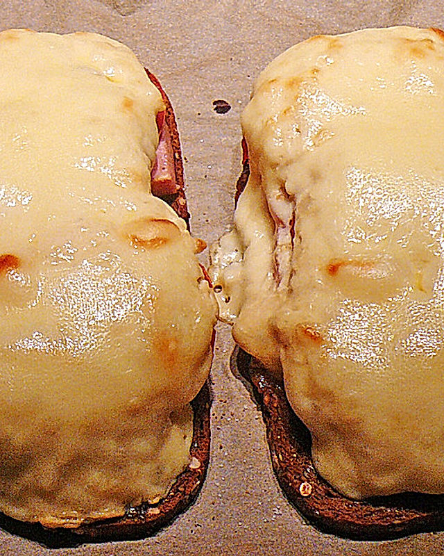 Fleischkäse auf Graubrot mit Senfhaube