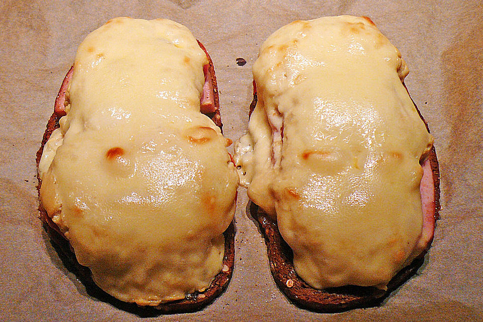 Fleischkäse auf Graubrot mit Senfhaube