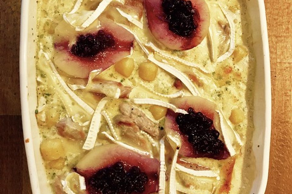 Gratin mit Schweinefilet, Gnocchi, Birnen, Preiselbeeren und Brie Gratin mit Schweinefilet, Gnocchi, Birnen, Preiselbeeren und Brie