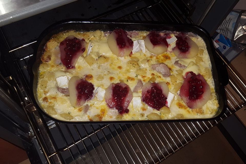 Gratin mit Schweinefilet, Gnocchi, Birnen, Preiselbeeren und Brie Gratin mit Schweinefilet, Gnocchi, Birnen, Preiselbeeren und Brie
