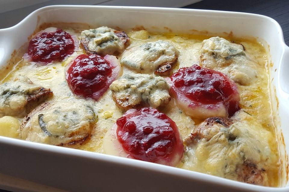 Gratin mit Schweinefilet, Gnocchi, Birnen, Preiselbeeren und Brie Gratin mit Schweinefilet, Gnocchi, Birnen, Preiselbeeren und Brie