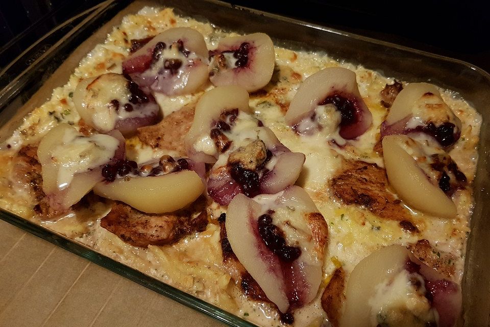 Gratin mit Schweinefilet, Gnocchi, Birnen, Preiselbeeren und Brie Gratin mit Schweinefilet, Gnocchi, Birnen, Preiselbeeren und Brie