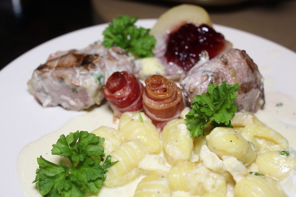 Gratin mit Schweinefilet, Gnocchi, Birnen, Preiselbeeren und Brie Gratin mit Schweinefilet, Gnocchi, Birnen, Preiselbeeren und Brie