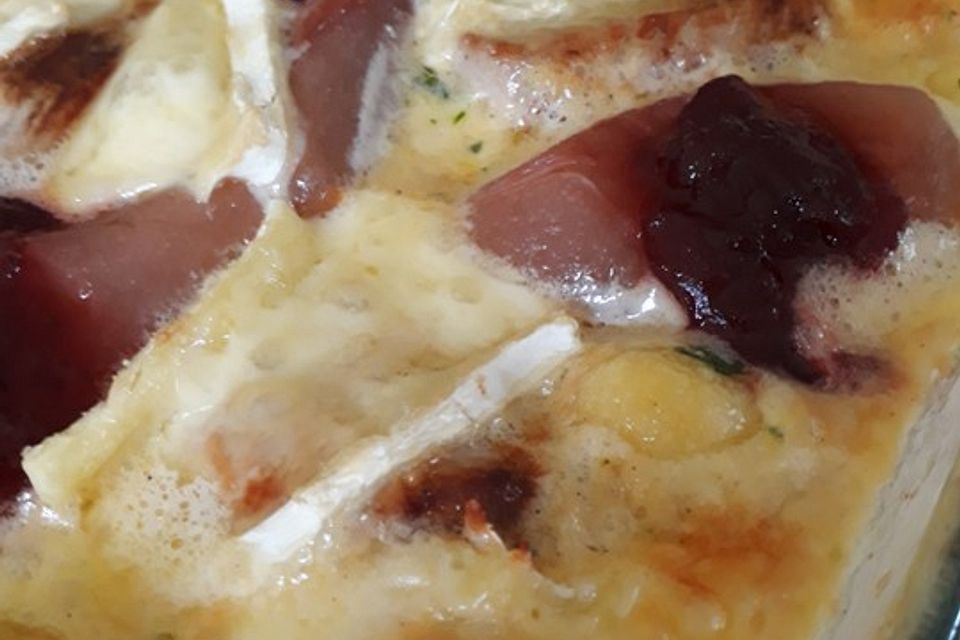 Gratin mit Schweinefilet, Gnocchi, Birnen, Preiselbeeren und Brie Gratin mit Schweinefilet, Gnocchi, Birnen, Preiselbeeren und Brie