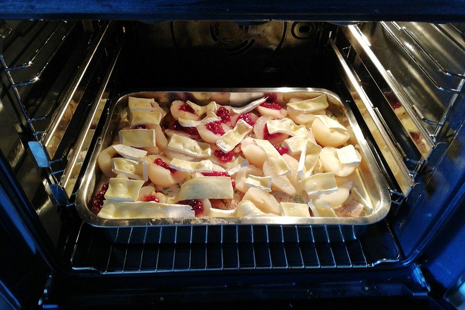 Gratin mit Schweinefilet, Gnocchi, Birnen, Preiselbeeren und Brie Gratin mit Schweinefilet, Gnocchi, Birnen, Preiselbeeren und Brie