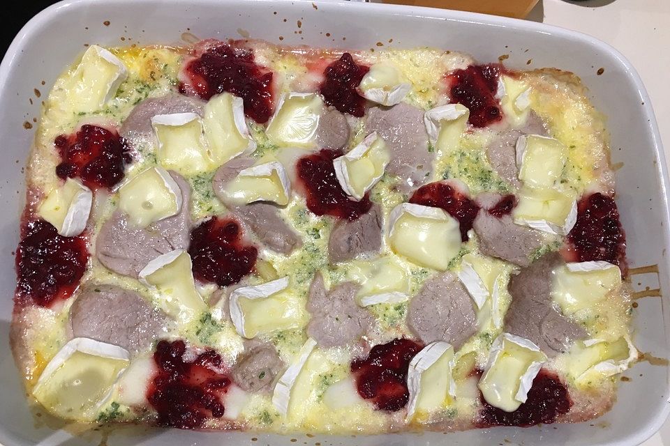 Gratin mit Schweinefilet, Gnocchi, Birnen, Preiselbeeren und Brie Gratin mit Schweinefilet, Gnocchi, Birnen, Preiselbeeren und Brie