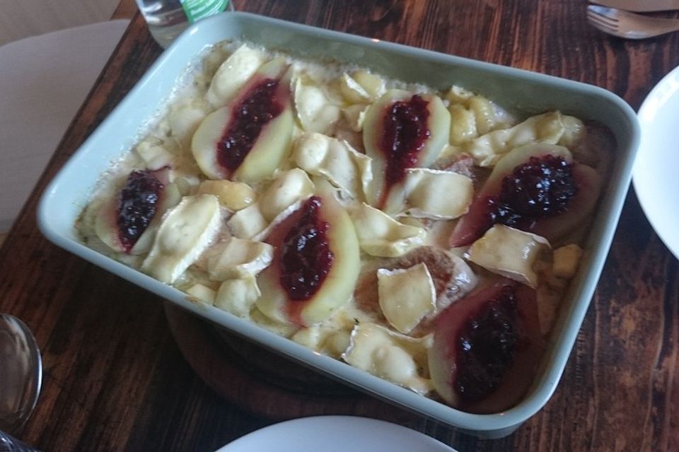 Gratin mit Schweinefilet, Gnocchi, Birnen, Preiselbeeren und Brie Gratin mit Schweinefilet, Gnocchi, Birnen, Preiselbeeren und Brie