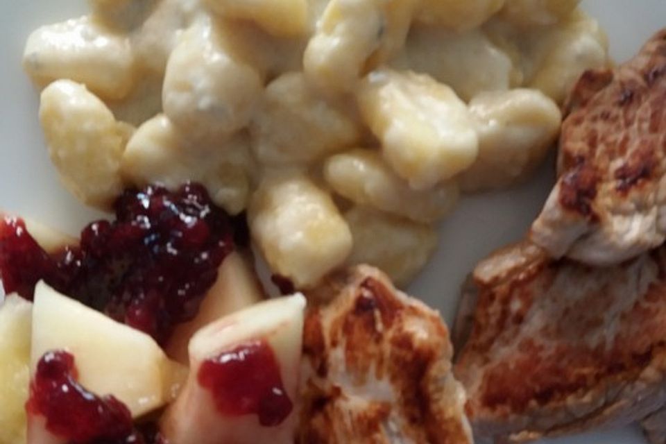 Gratin mit Schweinefilet, Gnocchi, Birnen, Preiselbeeren und Brie Gratin mit Schweinefilet, Gnocchi, Birnen, Preiselbeeren und Brie