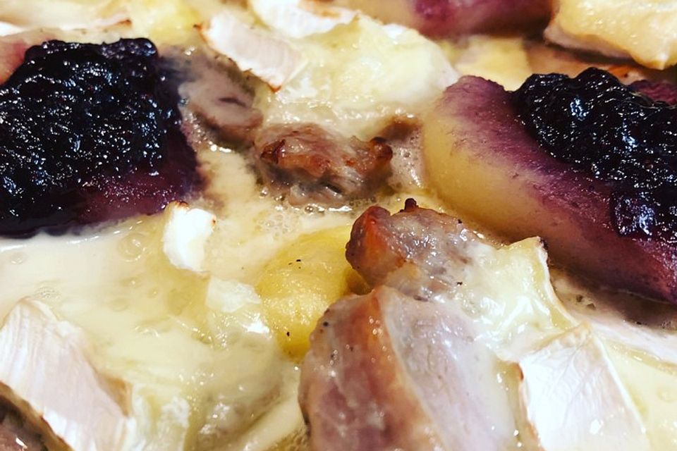 Gratin mit Schweinefilet, Gnocchi, Birnen, Preiselbeeren und Brie Gratin mit Schweinefilet, Gnocchi, Birnen, Preiselbeeren und Brie