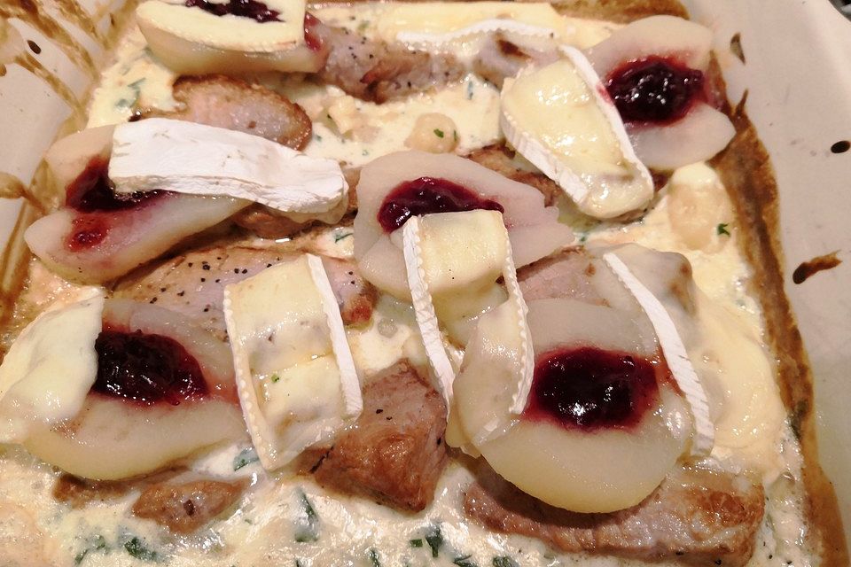 Gratin mit Schweinefilet, Gnocchi, Birnen, Preiselbeeren und Brie Gratin mit Schweinefilet, Gnocchi, Birnen, Preiselbeeren und Brie