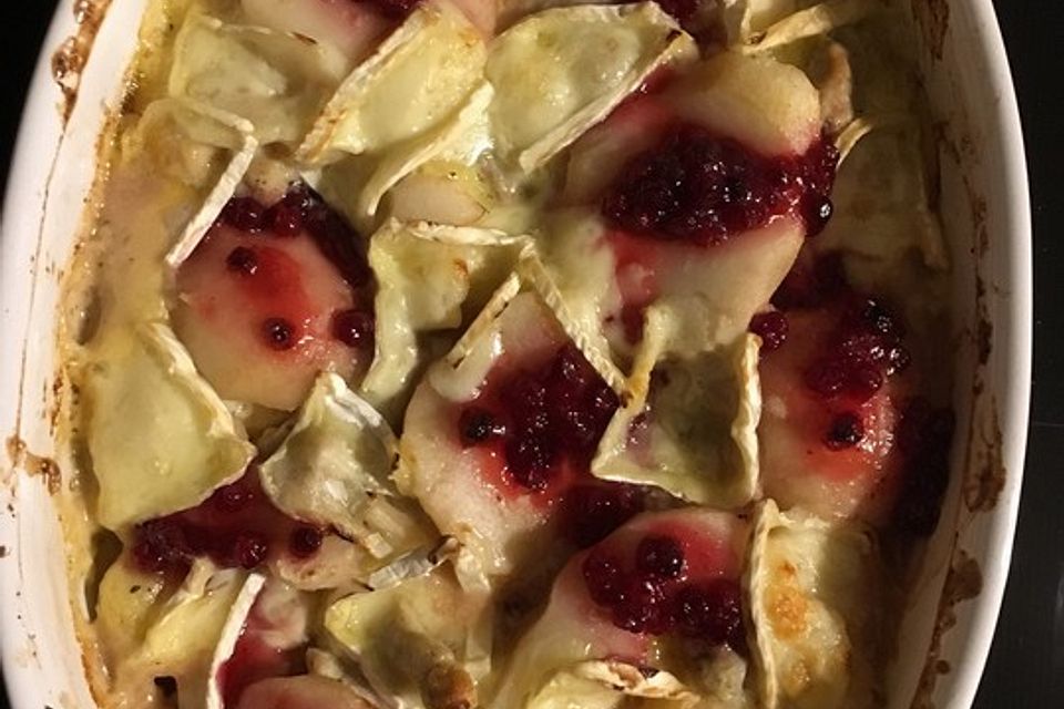 Gratin mit Schweinefilet, Gnocchi, Birnen, Preiselbeeren und Brie Gratin mit Schweinefilet, Gnocchi, Birnen, Preiselbeeren und Brie