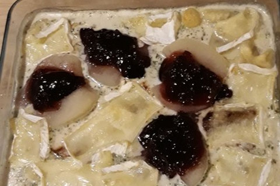 Gratin mit Schweinefilet, Gnocchi, Birnen, Preiselbeeren und Brie Gratin mit Schweinefilet, Gnocchi, Birnen, Preiselbeeren und Brie