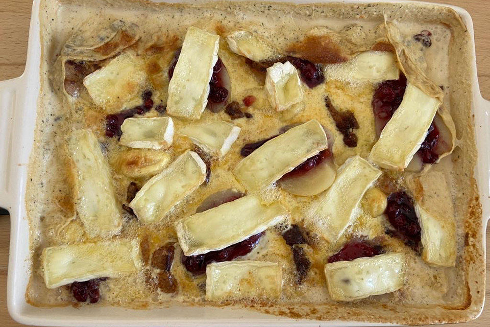 Gratin mit Schweinefilet, Gnocchi, Birnen, Preiselbeeren und Brie Gratin mit Schweinefilet, Gnocchi, Birnen, Preiselbeeren und Brie