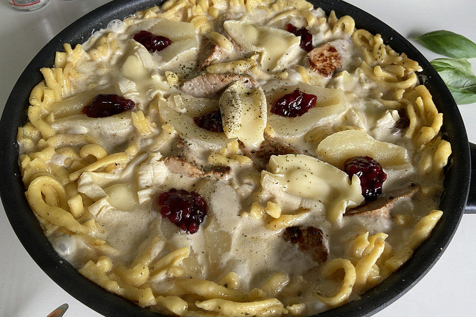 Gratin mit Schweinefilet, Gnocchi, Birnen, Preiselbeeren und Brie Gratin mit Schweinefilet, Gnocchi, Birnen, Preiselbeeren und Brie