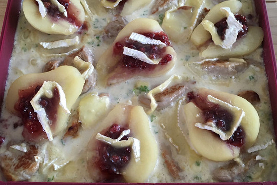 Gratin mit Schweinefilet, Gnocchi, Birnen, Preiselbeeren und Brie Gratin mit Schweinefilet, Gnocchi, Birnen, Preiselbeeren und Brie