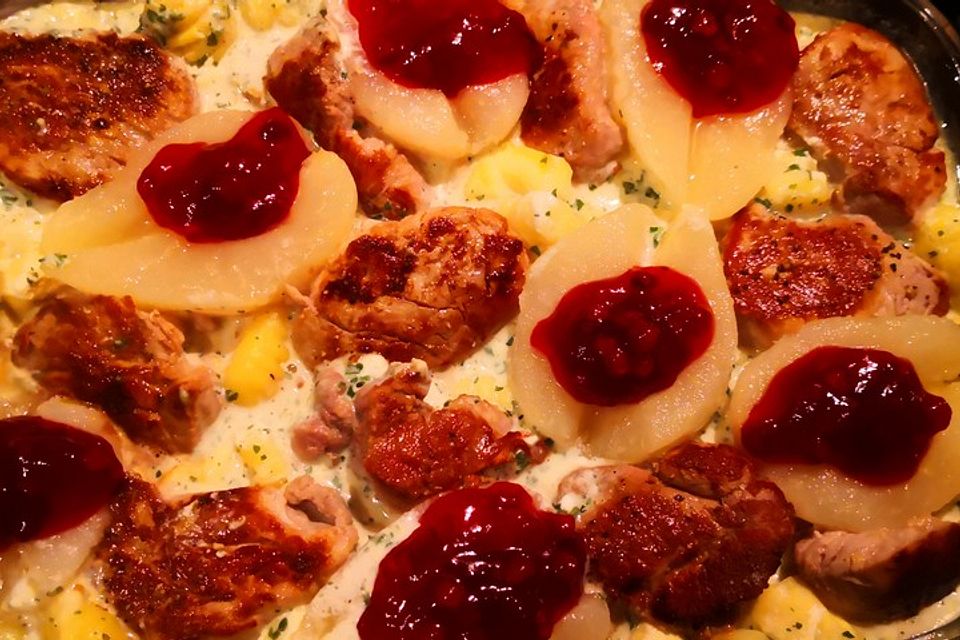 Gratin mit Schweinefilet, Gnocchi, Birnen, Preiselbeeren und Brie Gratin mit Schweinefilet, Gnocchi, Birnen, Preiselbeeren und Brie
