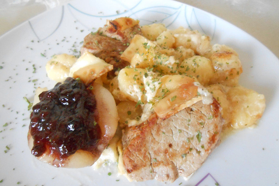 Gratin mit Schweinefilet, Gnocchi, Birnen, Preiselbeeren und Brie Gratin mit Schweinefilet, Gnocchi, Birnen, Preiselbeeren und Brie