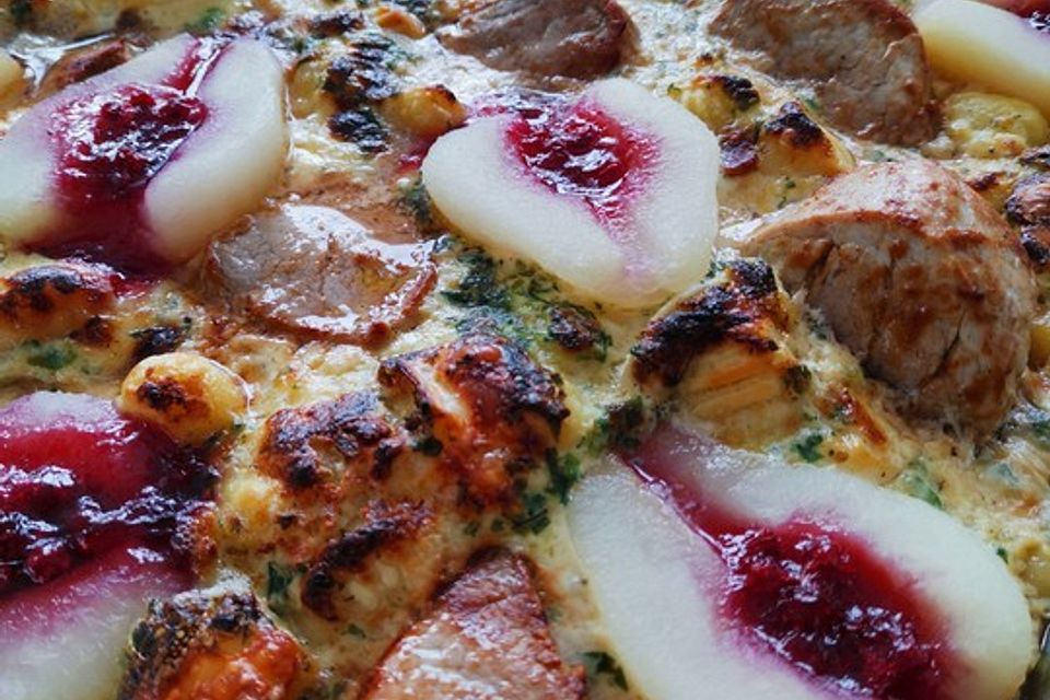 Gratin mit Schweinefilet, Gnocchi, Birnen, Preiselbeeren und Brie Gratin mit Schweinefilet, Gnocchi, Birnen, Preiselbeeren und Brie
