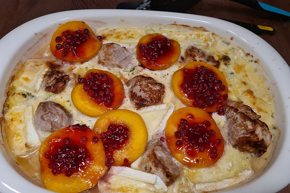 Gratin mit Schweinefilet, Gnocchi, Birnen, Preiselbeeren und Brie Gratin mit Schweinefilet, Gnocchi, Birnen, Preiselbeeren und Brie