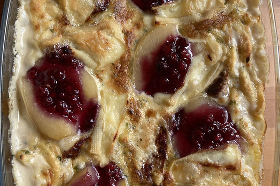 Gratin mit Schweinefilet, Gnocchi, Birnen, Preiselbeeren und Brie Gratin mit Schweinefilet, Gnocchi, Birnen, Preiselbeeren und Brie