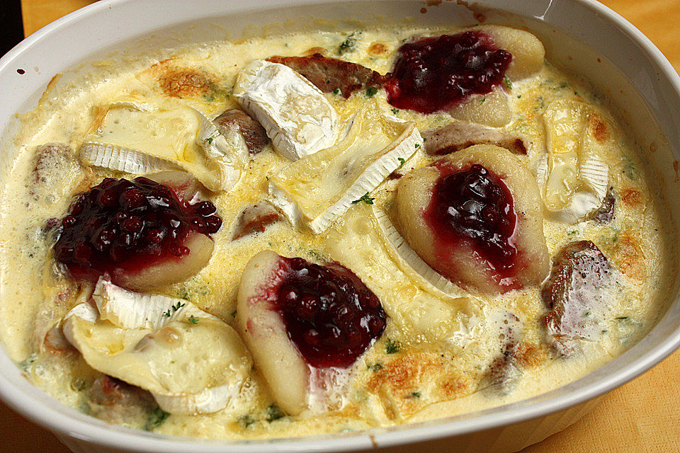 Gratin mit Schweinefilet, Gnocchi, Birnen, Preiselbeeren und Brie Gratin mit Schweinefilet, Gnocchi, Birnen, Preiselbeeren und Brie