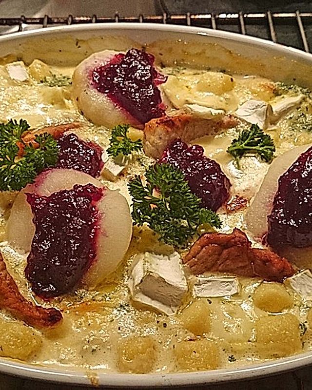 Schweinefilet-Gnocchi-Birnen-Preiselbeer-Brie-Gratin