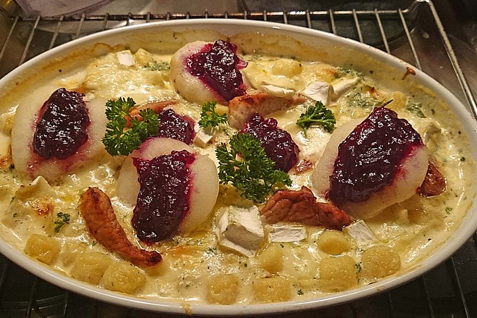 Gratin mit Schweinefilet, Gnocchi, Birnen, Preiselbeeren und Brie Gratin mit Schweinefilet, Gnocchi, Birnen, Preiselbeeren und Brie