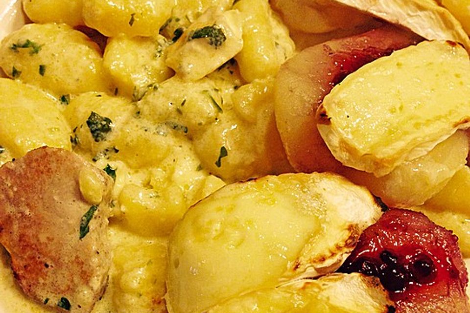 Gratin mit Schweinefilet, Gnocchi, Birnen, Preiselbeeren und Brie Gratin mit Schweinefilet, Gnocchi, Birnen, Preiselbeeren und Brie