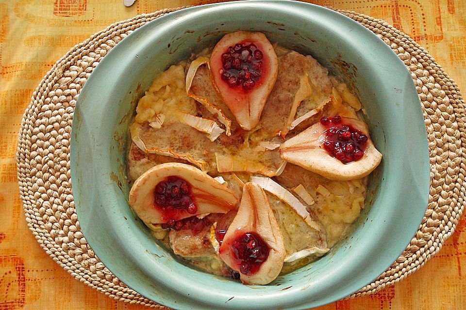 Gratin mit Schweinefilet, Gnocchi, Birnen, Preiselbeeren und Brie Gratin mit Schweinefilet, Gnocchi, Birnen, Preiselbeeren und Brie