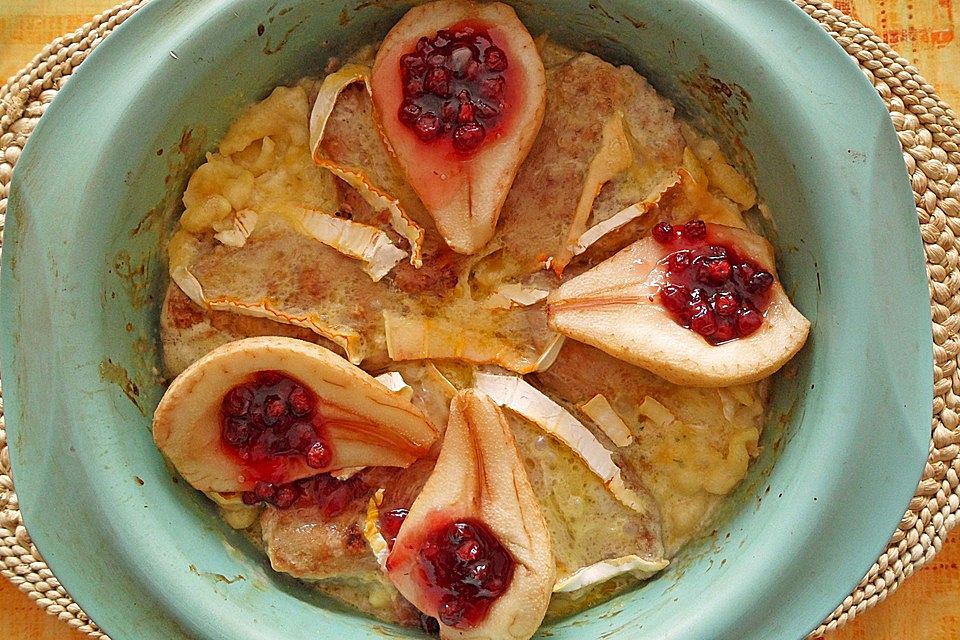 Gratin mit Schweinefilet, Gnocchi, Birnen, Preiselbeeren und Brie Gratin mit Schweinefilet, Gnocchi, Birnen, Preiselbeeren und Brie