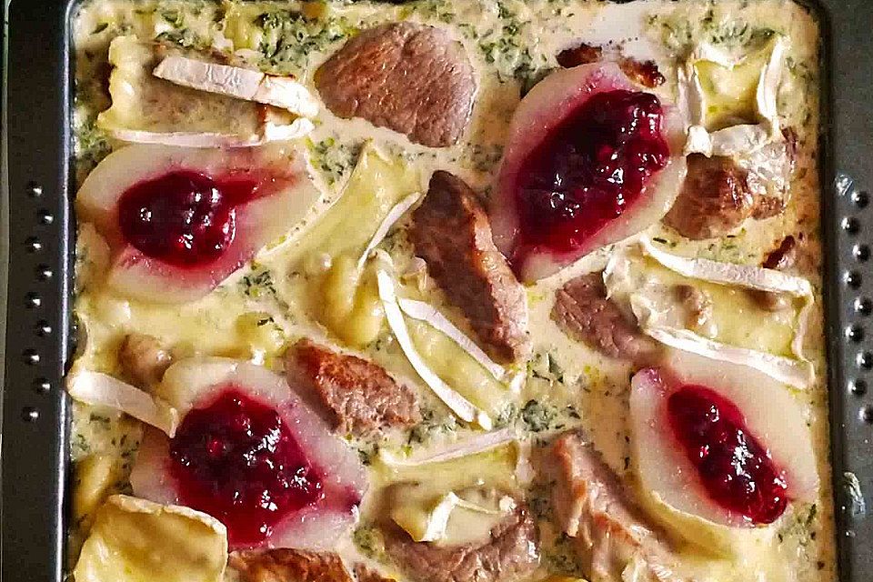 Gratin mit Schweinefilet, Gnocchi, Birnen, Preiselbeeren und Brie Gratin mit Schweinefilet, Gnocchi, Birnen, Preiselbeeren und Brie