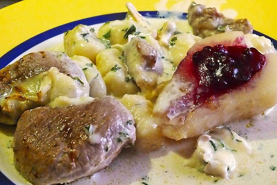 Gratin mit Schweinefilet, Gnocchi, Birnen, Preiselbeeren und Brie Gratin mit Schweinefilet, Gnocchi, Birnen, Preiselbeeren und Brie