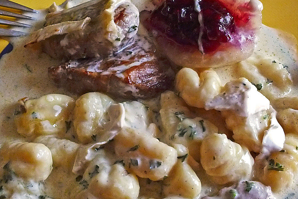 Gratin mit Schweinefilet, Gnocchi, Birnen, Preiselbeeren und Brie Gratin mit Schweinefilet, Gnocchi, Birnen, Preiselbeeren und Brie