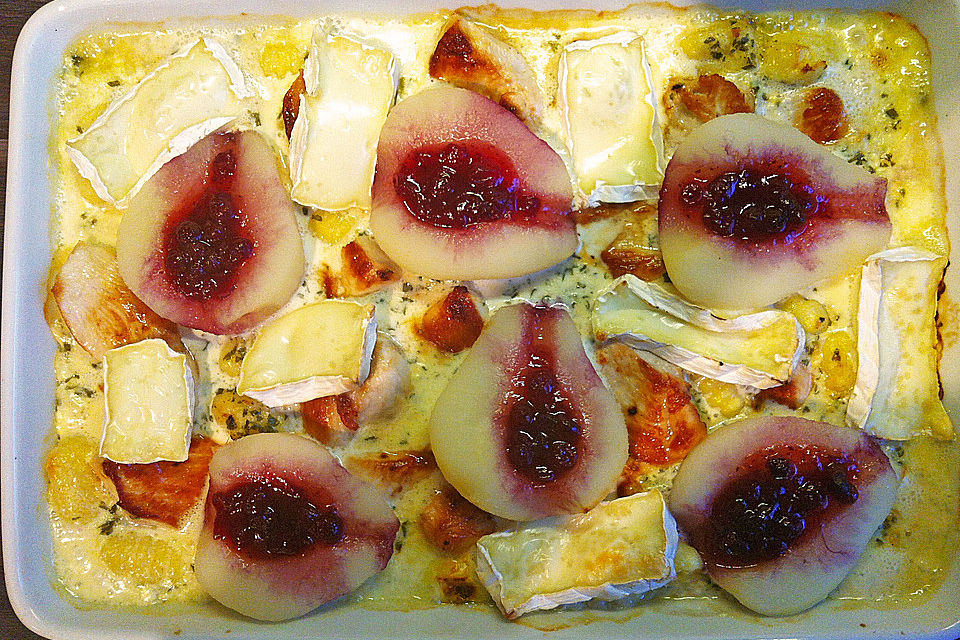Gratin mit Schweinefilet, Gnocchi, Birnen, Preiselbeeren und Brie Gratin mit Schweinefilet, Gnocchi, Birnen, Preiselbeeren und Brie