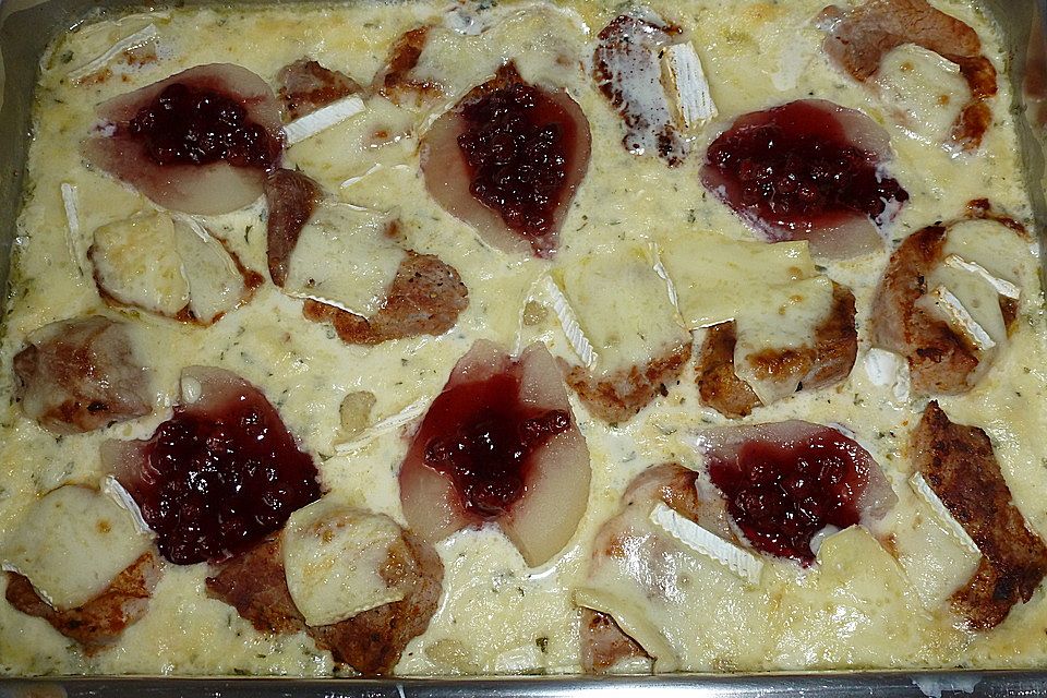 Gratin mit Schweinefilet, Gnocchi, Birnen, Preiselbeeren und Brie Gratin mit Schweinefilet, Gnocchi, Birnen, Preiselbeeren und Brie