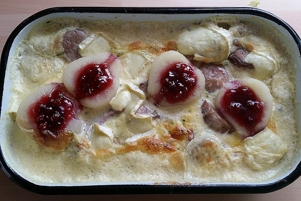 Gratin mit Schweinefilet, Gnocchi, Birnen, Preiselbeeren und Brie Gratin mit Schweinefilet, Gnocchi, Birnen, Preiselbeeren und Brie