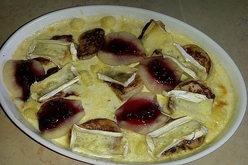 Gratin mit Schweinefilet, Gnocchi, Birnen, Preiselbeeren und Brie Gratin mit Schweinefilet, Gnocchi, Birnen, Preiselbeeren und Brie