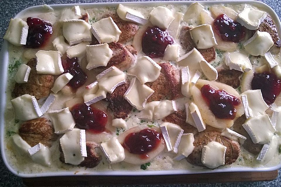 Gratin mit Schweinefilet, Gnocchi, Birnen, Preiselbeeren und Brie Gratin mit Schweinefilet, Gnocchi, Birnen, Preiselbeeren und Brie