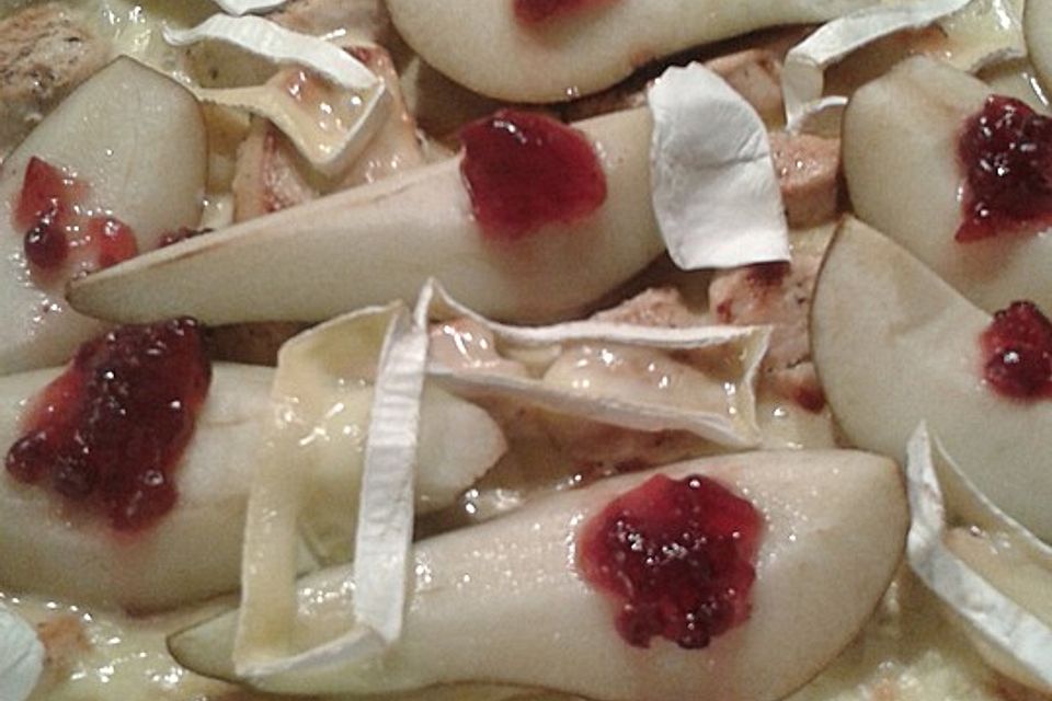 Gratin mit Schweinefilet, Gnocchi, Birnen, Preiselbeeren und Brie Gratin mit Schweinefilet, Gnocchi, Birnen, Preiselbeeren und Brie