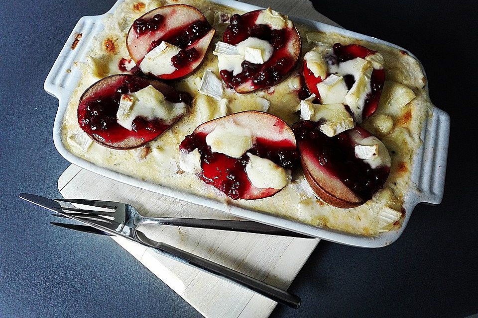 Gratin mit Schweinefilet, Gnocchi, Birnen, Preiselbeeren und Brie Gratin mit Schweinefilet, Gnocchi, Birnen, Preiselbeeren und Brie