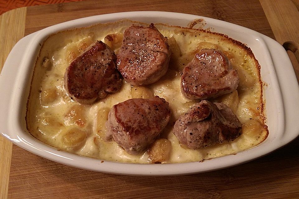 Gratin mit Schweinefilet, Gnocchi, Birnen, Preiselbeeren und Brie Gratin mit Schweinefilet, Gnocchi, Birnen, Preiselbeeren und Brie