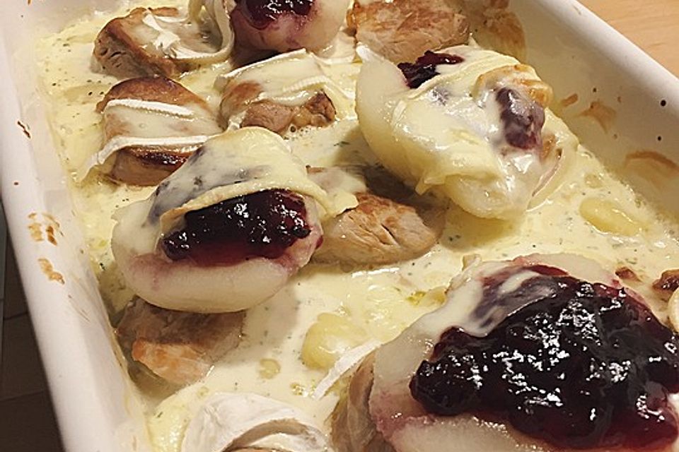 Gratin mit Schweinefilet, Gnocchi, Birnen, Preiselbeeren und Brie Gratin mit Schweinefilet, Gnocchi, Birnen, Preiselbeeren und Brie