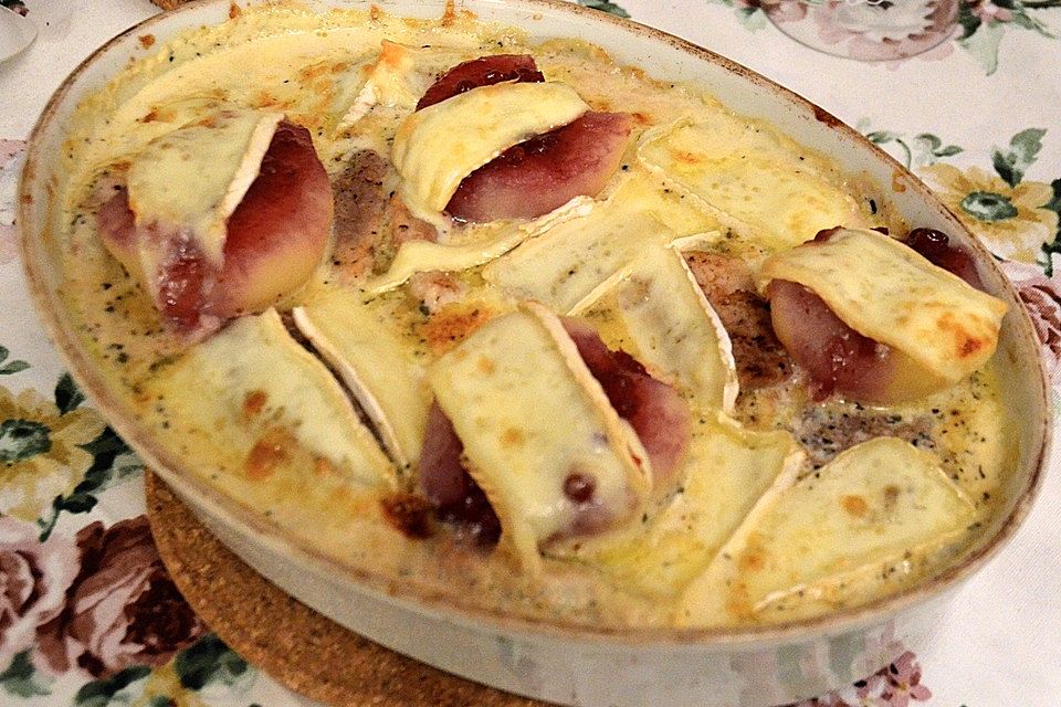 Gratin mit Schweinefilet, Gnocchi, Birnen, Preiselbeeren und Brie Gratin mit Schweinefilet, Gnocchi, Birnen, Preiselbeeren und Brie