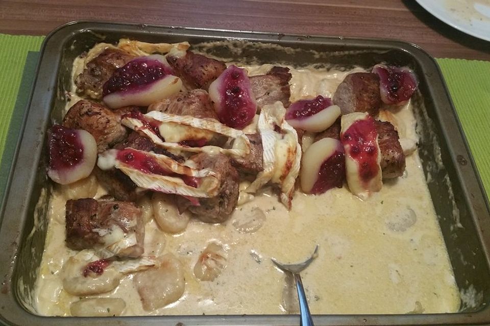 Gratin mit Schweinefilet, Gnocchi, Birnen, Preiselbeeren und Brie Gratin mit Schweinefilet, Gnocchi, Birnen, Preiselbeeren und Brie