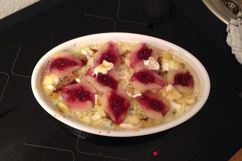 Gratin mit Schweinefilet, Gnocchi, Birnen, Preiselbeeren und Brie Gratin mit Schweinefilet, Gnocchi, Birnen, Preiselbeeren und Brie