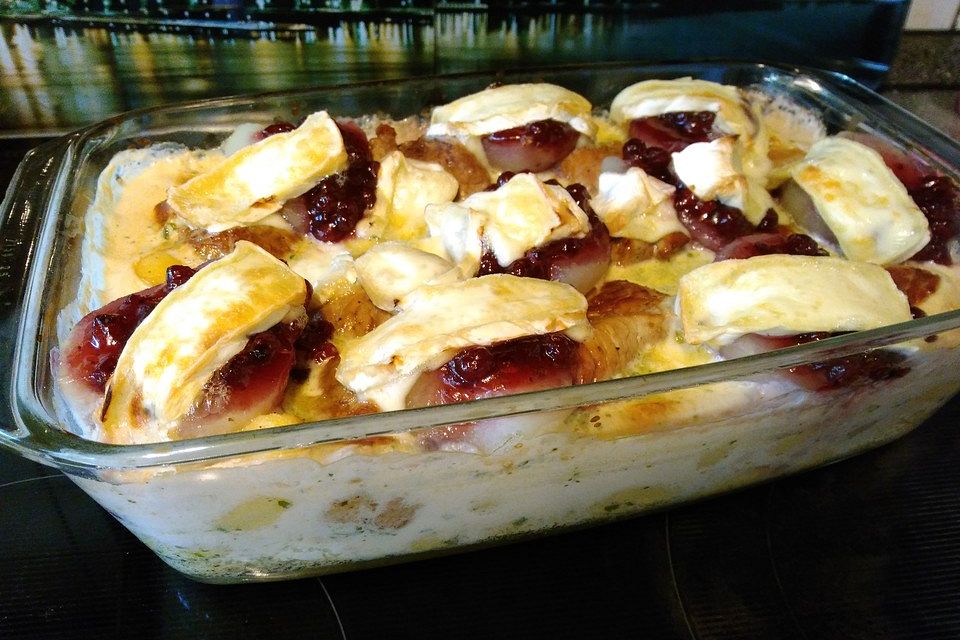 Gratin mit Schweinefilet, Gnocchi, Birnen, Preiselbeeren und Brie Gratin mit Schweinefilet, Gnocchi, Birnen, Preiselbeeren und Brie