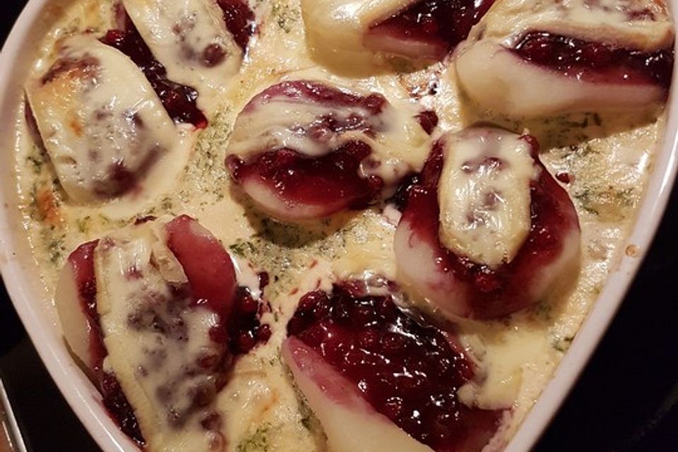 Gratin mit Schweinefilet, Gnocchi, Birnen, Preiselbeeren und Brie Gratin mit Schweinefilet, Gnocchi, Birnen, Preiselbeeren und Brie