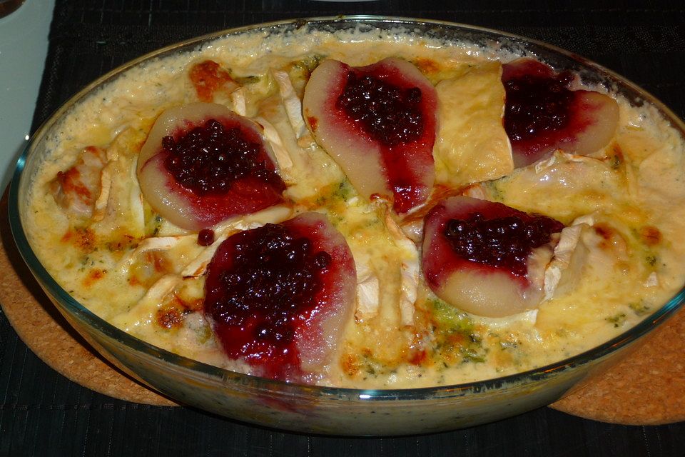 Gratin mit Schweinefilet, Gnocchi, Birnen, Preiselbeeren und Brie Gratin mit Schweinefilet, Gnocchi, Birnen, Preiselbeeren und Brie