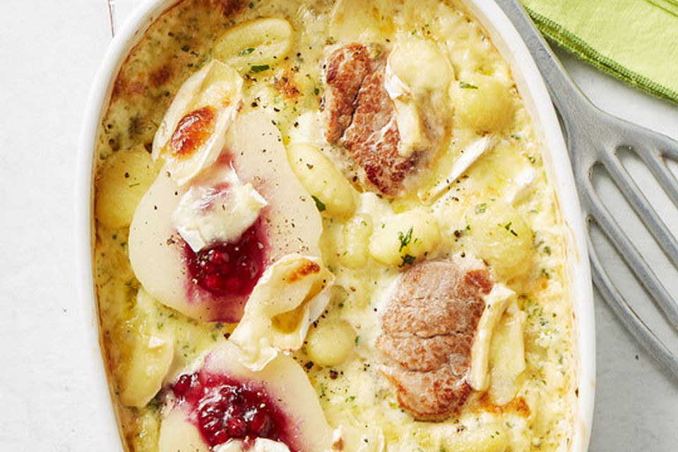 Gratin mit Schweinefilet, Gnocchi, Birnen, Preiselbeeren und Brie