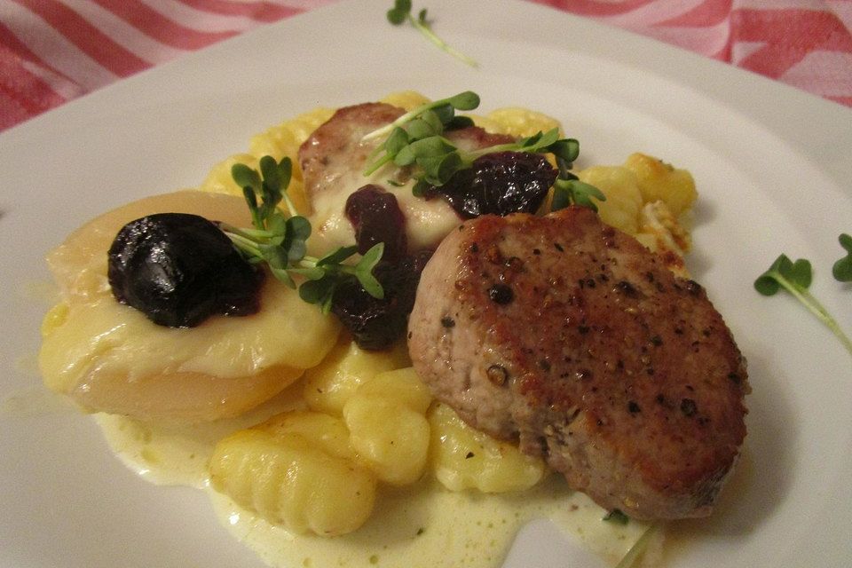 Gratin mit Schweinefilet, Gnocchi, Birnen, Preiselbeeren und Brie Gratin mit Schweinefilet, Gnocchi, Birnen, Preiselbeeren und Brie